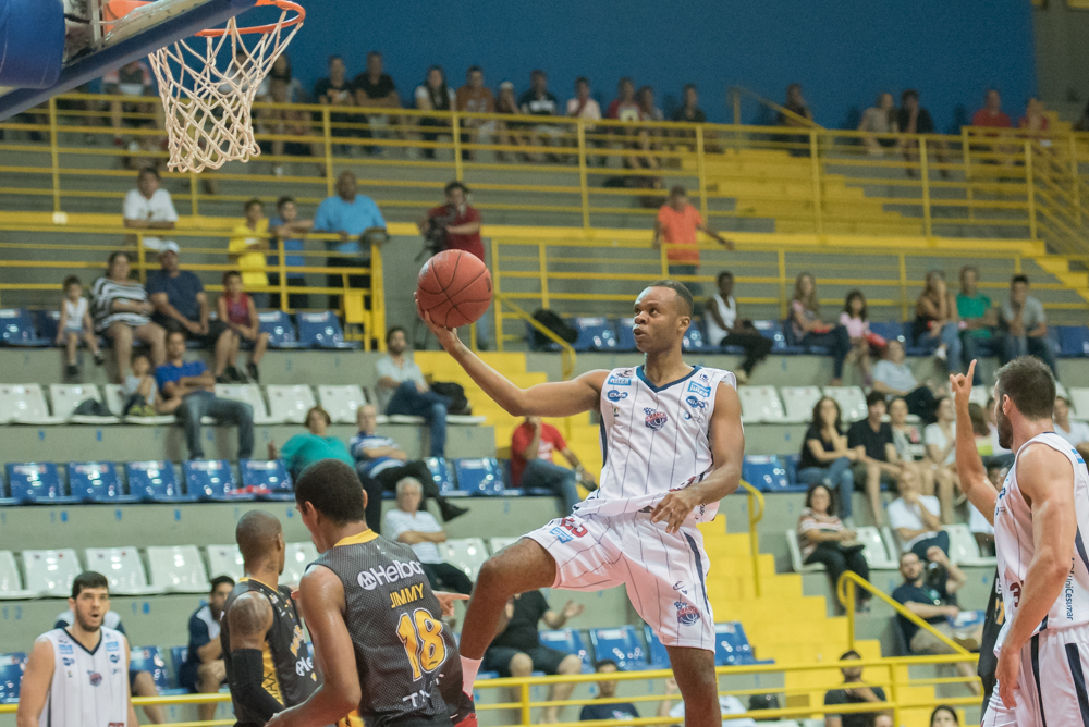 Nezinho deixou a quadra com um duplo-duplo de 15 pontos e 14 rebotes (Foto: Newton Nogueira/Franca Basquete)